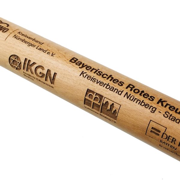Staffelstab aus Holz mit Logogravur – Bild 2