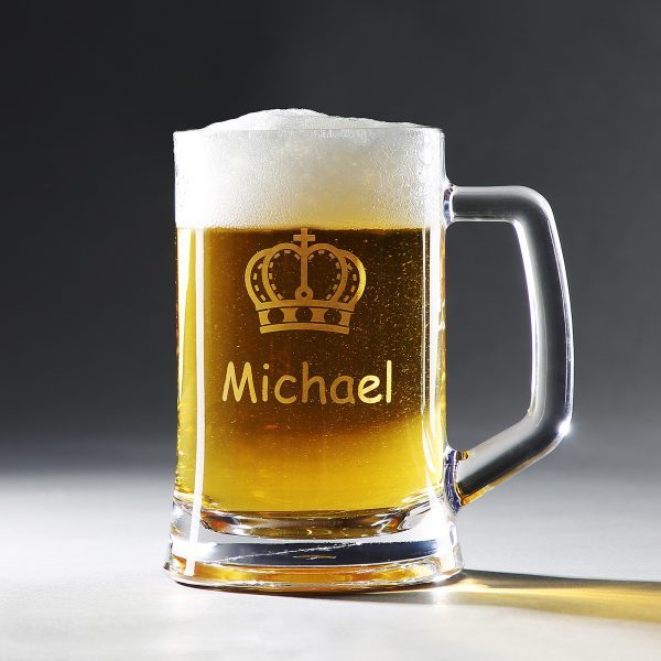 Bierkrug aus Glas mit Gravur